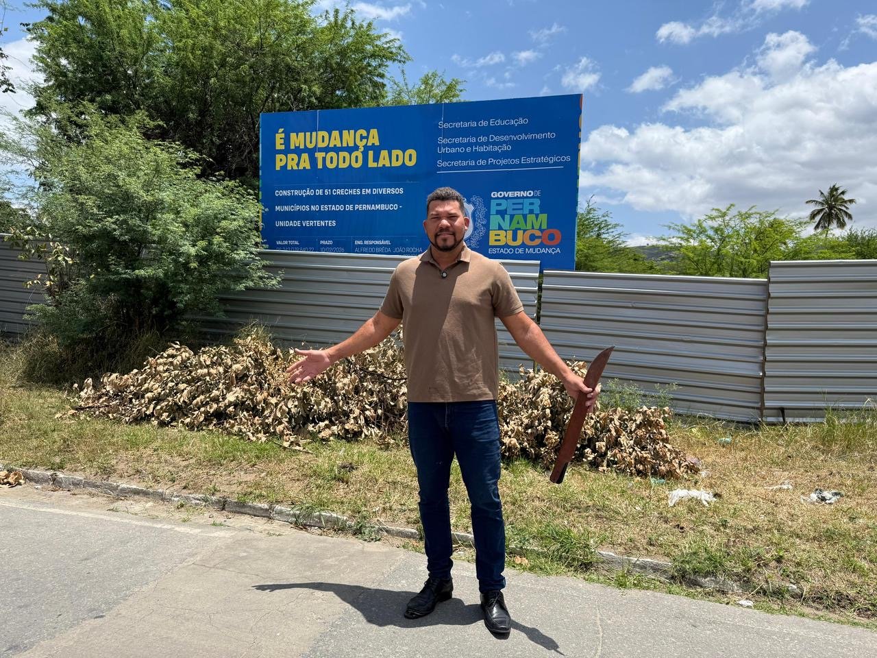 Deputado Abimael Santos fiscaliza terreno abandonado onde deveria funcionar creche estadual em Vertentes