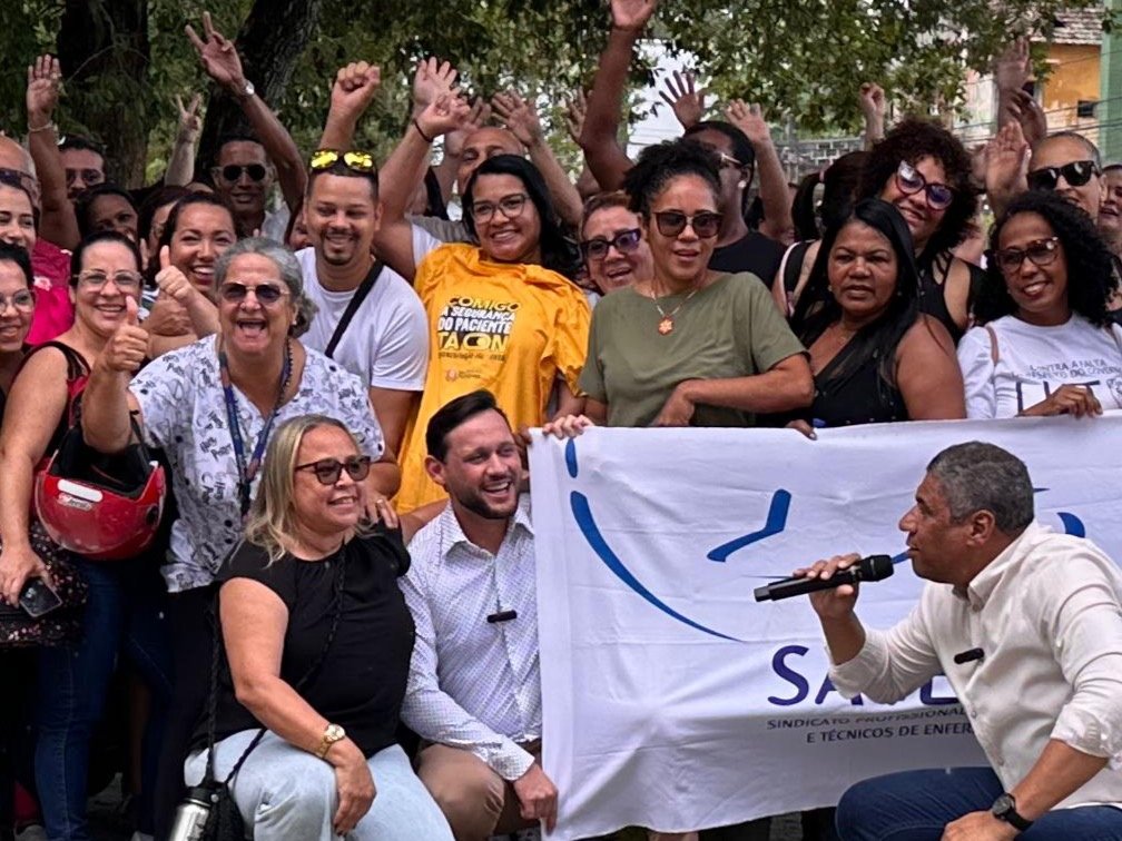 Em manifestação dos profissionais de enfermagem na Praça do Derby, Gilmar Júnior defende piso da categoria e anuncia audiência