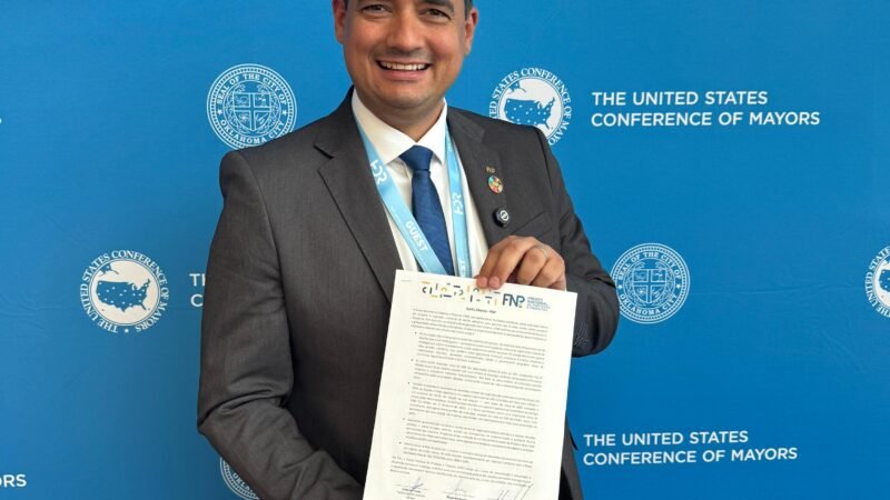 Prefeito de Juazeiro entrega carta da FNP em conferência nos EUA para pressionar sobre tarifas que afetam produtores brasileiros, destacando a força política da região no cenário global