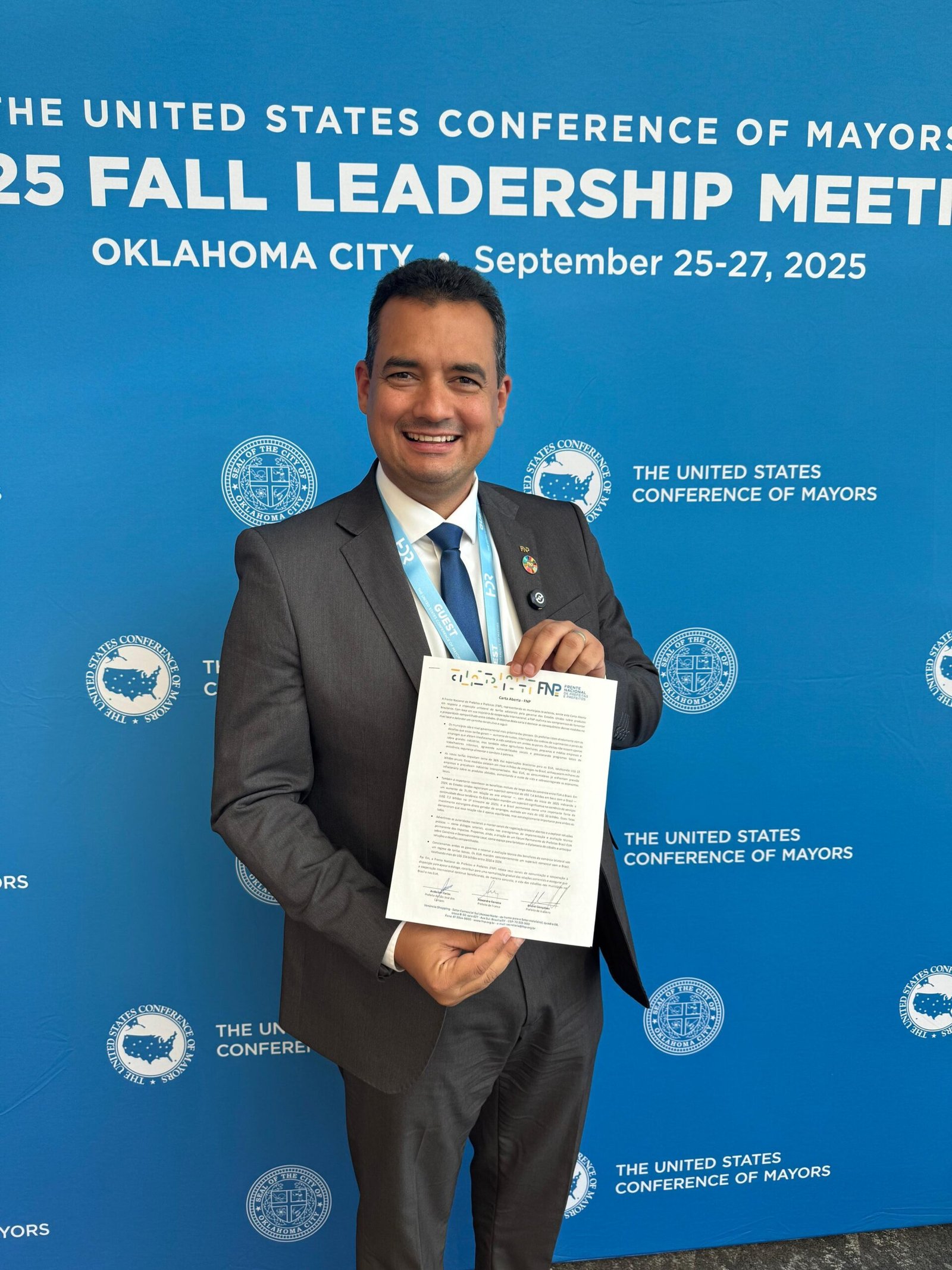 Prefeito de Juazeiro entrega carta da FNP em conferência nos EUA para pressionar sobre tarifas que afetam produtores brasileiros, destacando a força política da região no cenário global