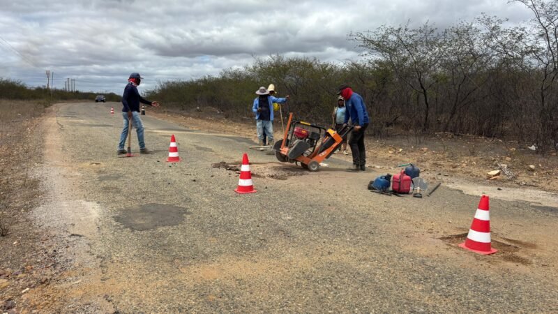 Prefeitura de Orocó inicia operação tapa-buraco na estrada principal do Projeto Brígida