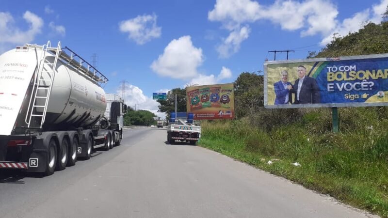 Deputado Coronel Alberto Feitosa espalha outdoors no estado em apoio a Bolsonaro