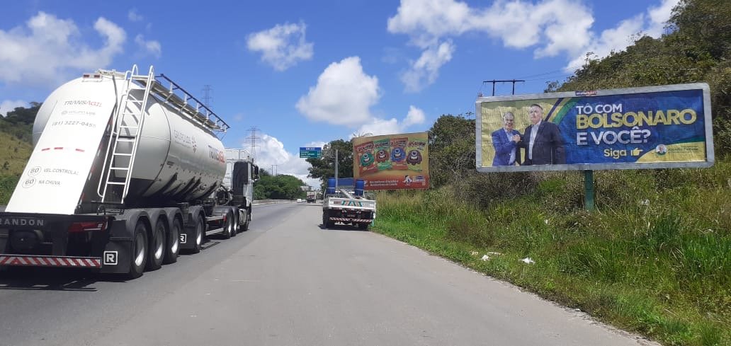 Deputado Coronel Alberto Feitosa espalha outdoors no estado em apoio a Bolsonaro