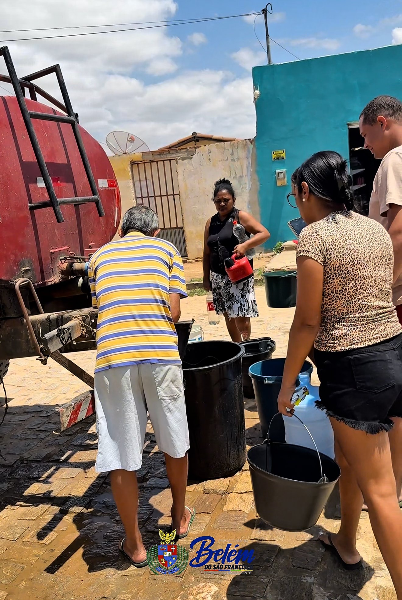 Prefeitura de Belém do São Francisco disponibiliza caminhão pipa, para atender aos bairros afetados pela falta de Água provocada pela Compesa