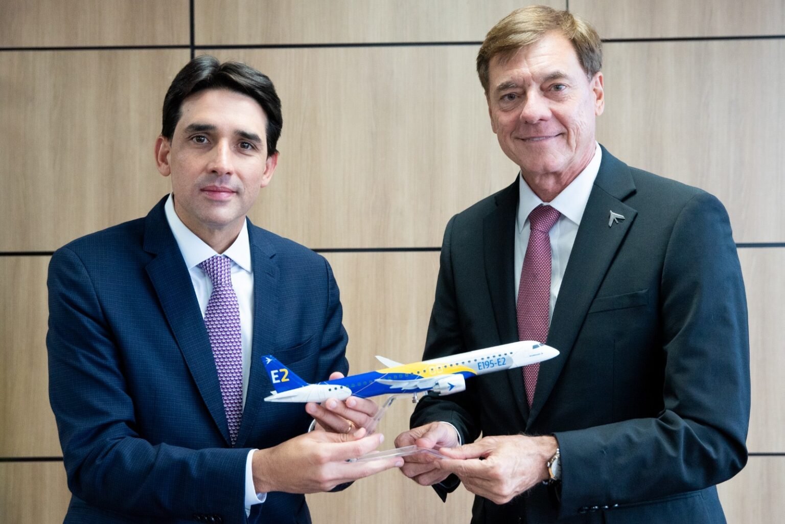 Silvio Costa Filho celebra venda de 50 aviões da Embraer para os EUA