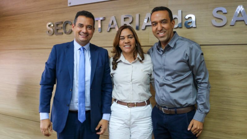 Prefeito de Juazeiro articula investimentos em Salvador e apresenta ônibus modernos que chegam à cidade na próxima semana