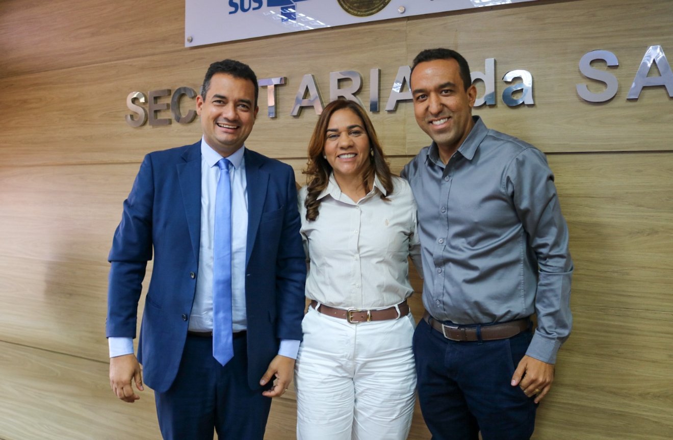 Prefeito de Juazeiro articula investimentos em Salvador e apresenta ônibus modernos que chegam à cidade na próxima semana