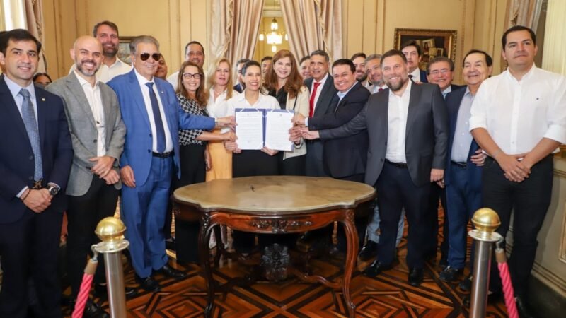 Ao lado de deputados estaduais, governadora Raquel Lyra sanciona lei que autoriza empréstimo de R$ 1,5 bilhão para obras estruturadoras em Pernambuco