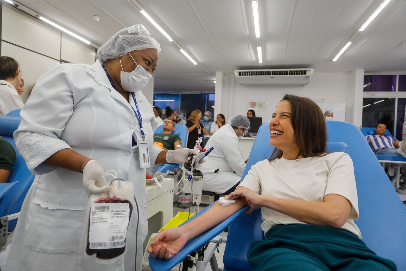 Governadora Raquel Lyra doa sangue e reforça investimento de R$ 8 milhões em reformas para o Hemope