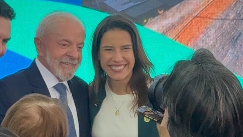 Em Brasília ao lado do presidente Lula, governadora Raquel Lyra recebe os projetos aprovados em Pernambuco para drenagem e contenção de encostas