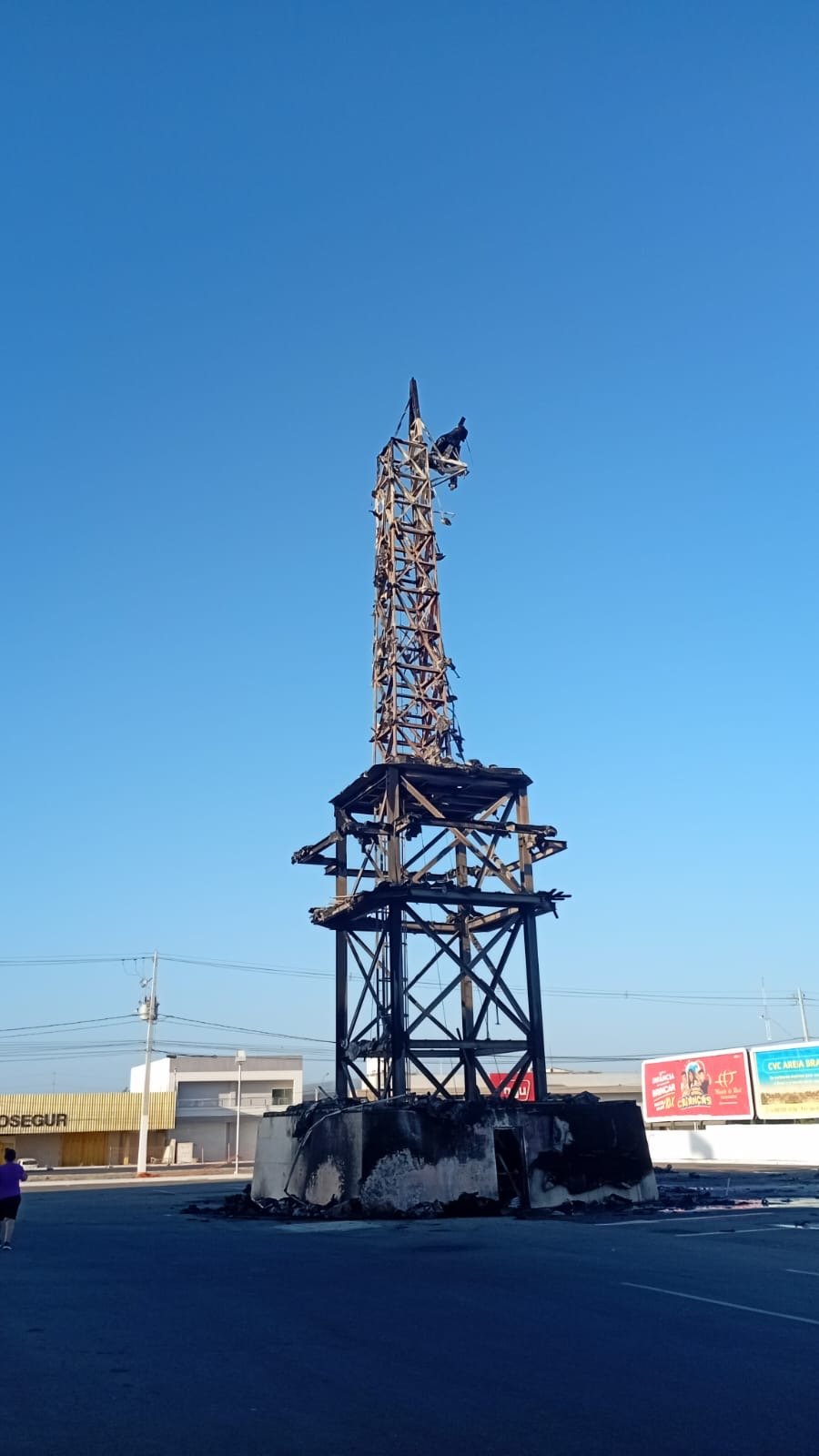 Estátua da Liberdade da Havan em Petrolina é destruída por incêndio criminoso provocado por dois suspeitos