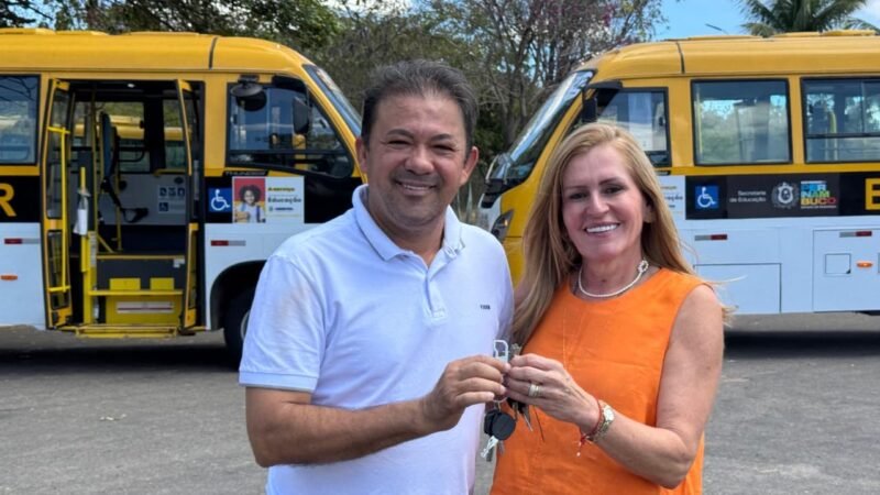 Prefeito Evilásio Mateus e deputada Roberta Arraes agradecem a governadora Raquel Lyra pela aquisição de dois ônibus novos para Araripina