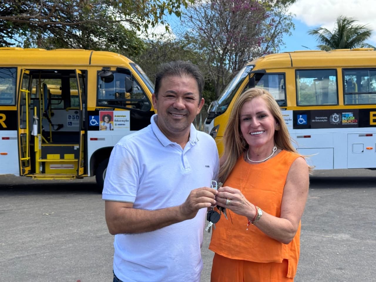 Prefeito Evilásio Mateus e deputada Roberta Arraes agradecem a governadora Raquel Lyra pela aquisição de dois ônibus novos para Araripina