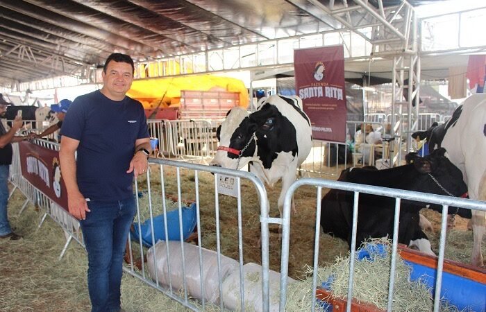 Prefeito de Itaíba celebra liderança na produção de leite em Pernambuco e o 7º do Brasil