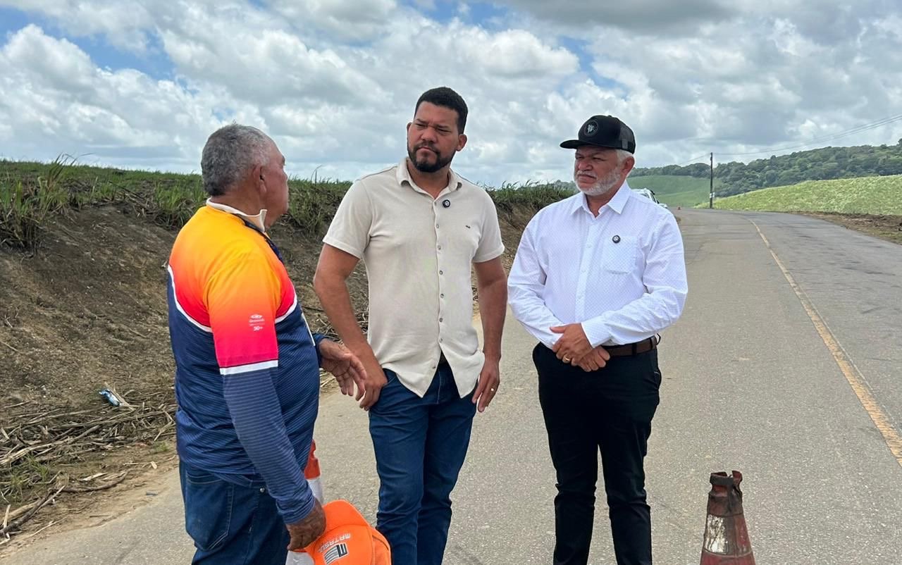 Abimael Santos e Evandro da Destilharia agradecem ao Governo Estadual por obras na PE-63 e cobram novas melhorias