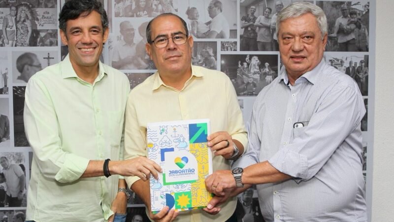 Jaboatão entrega projeto à Secretaria Estadual de Meio Ambiente para conter avanço do mar