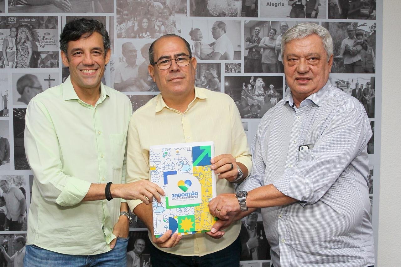 Jaboatão entrega projeto à Secretaria Estadual de Meio Ambiente para conter avanço do mar