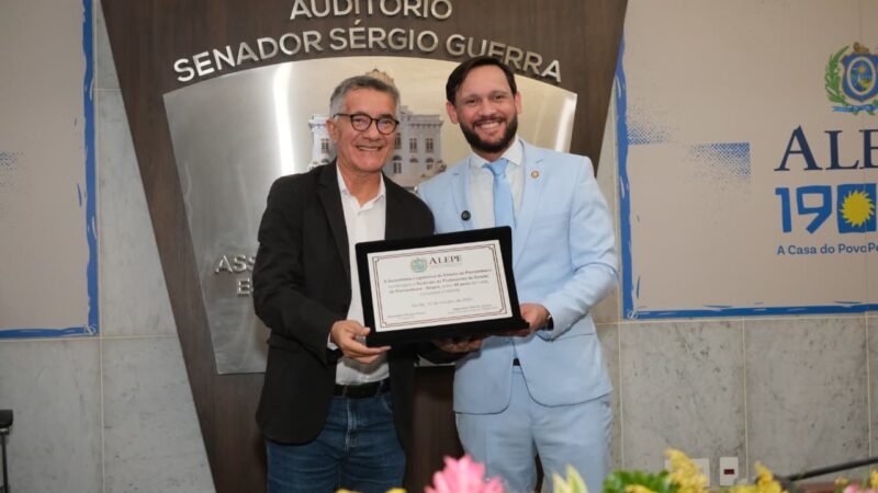No Dia dos Professores, Gilmar Júnior comanda homenagem aos 80 anos do Sinpro na Alepe