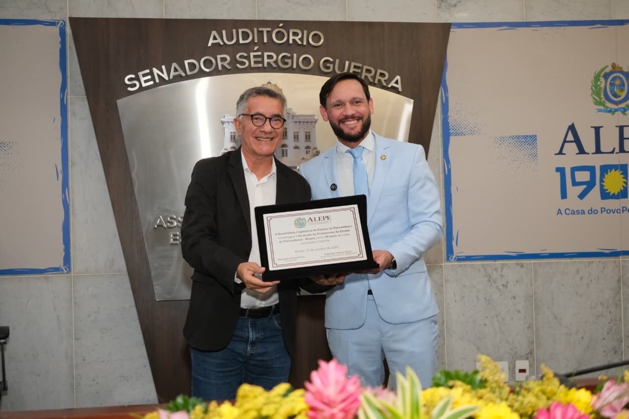 No Dia dos Professores, Gilmar Júnior comanda homenagem aos 80 anos do Sinpro na Alepe