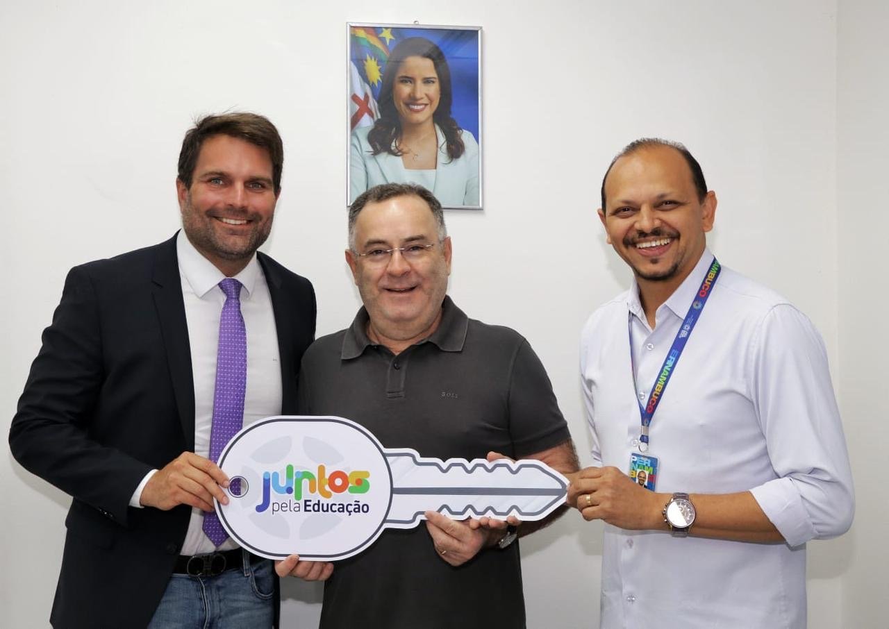 Parceria entre o prefeito Zeca Cavalcanti e a governadora Raquel Lyra garante novos ônibus escolares para Arcoverde