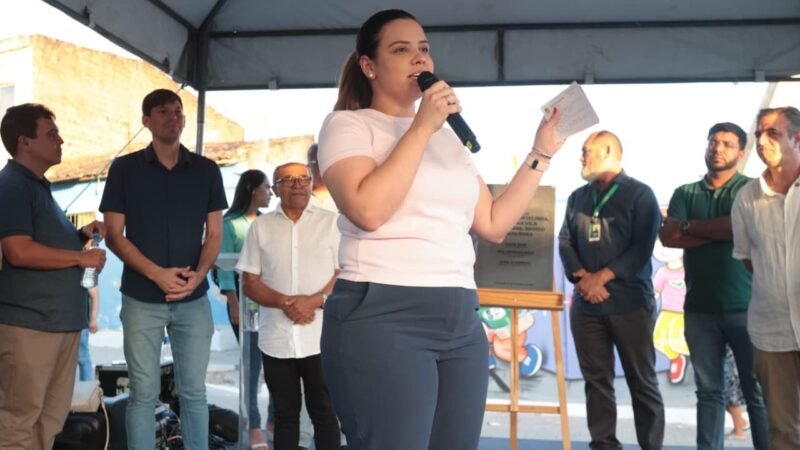 Prefeita em exercício Dayse Silva inaugura nova praça e pavimentação de ruas na Vila Portelinha, no bairro Santa Rosa