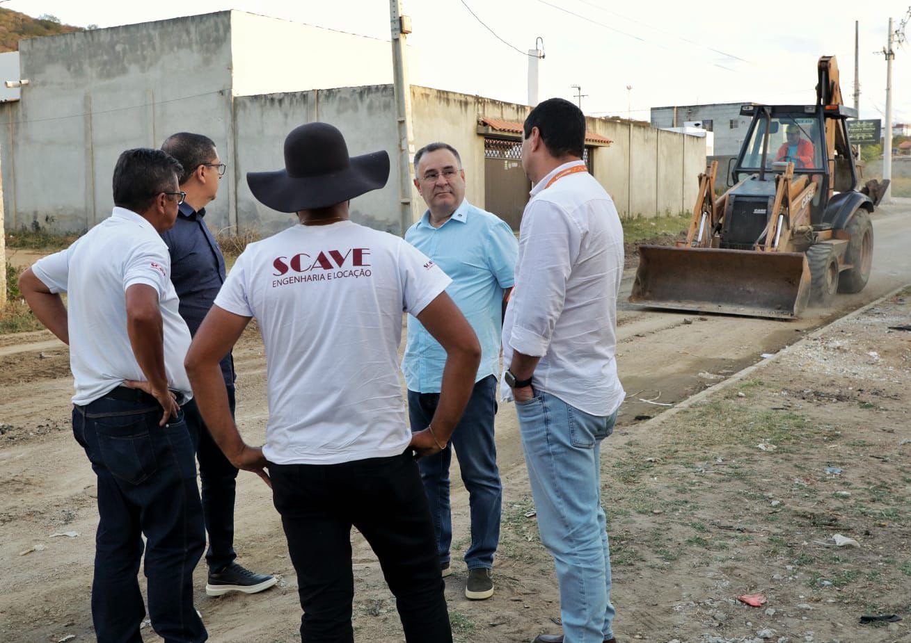 Prefeito Zeca Cavalcanti acompanha andamento de obras em diferentes pontos de Arcoverde