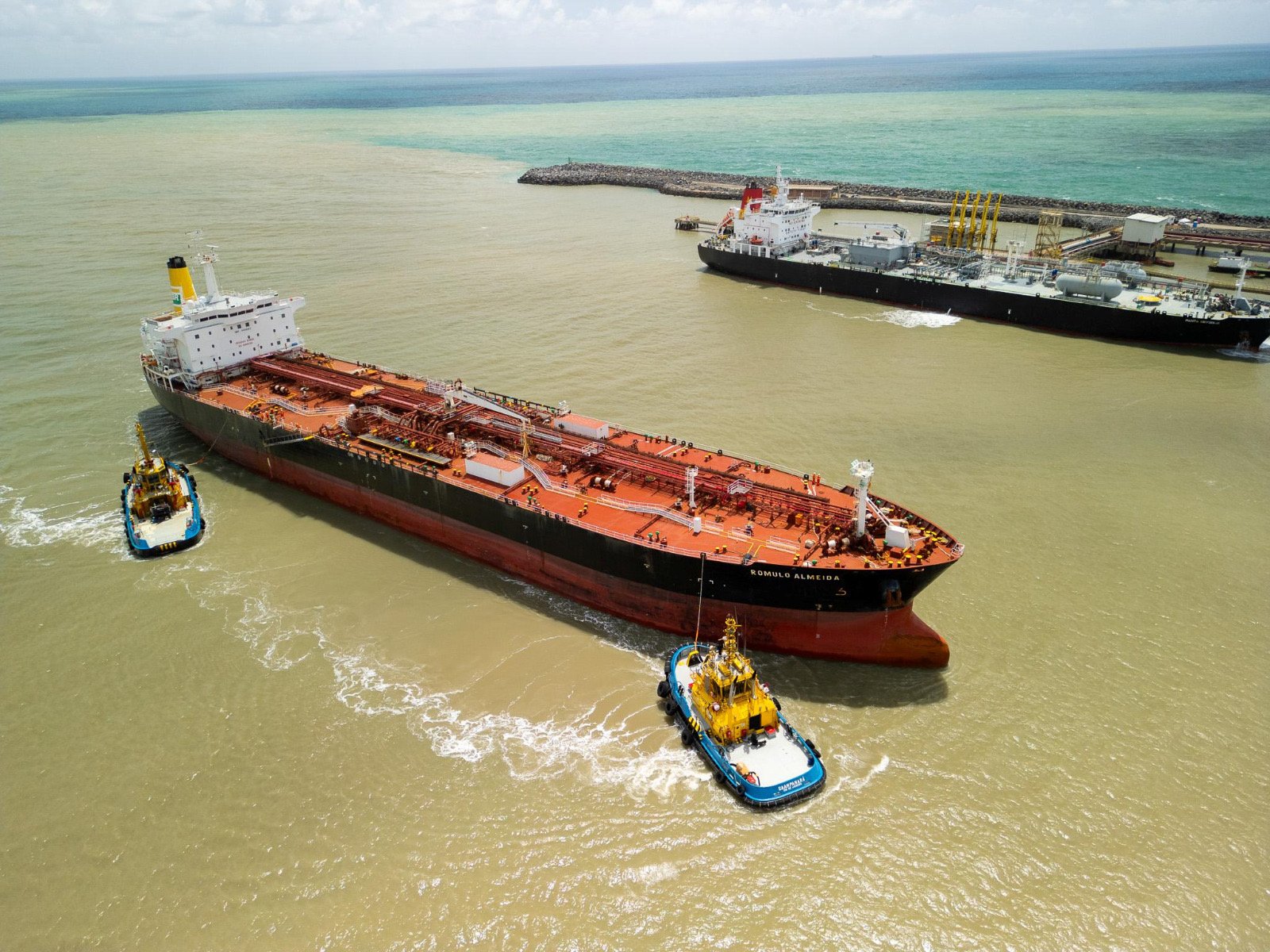 Suape realiza primeira operação no canal externo após homologação da dragagem