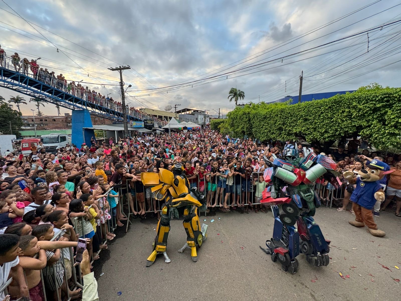 Prefeitura de Vicência realiza grande Festa das Crianças com Heróis Kids e banho de espuma