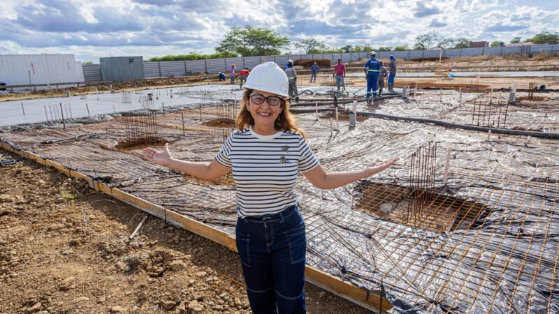 Débora Almeida vistoria obras da creche na Vila do Espírito Santo