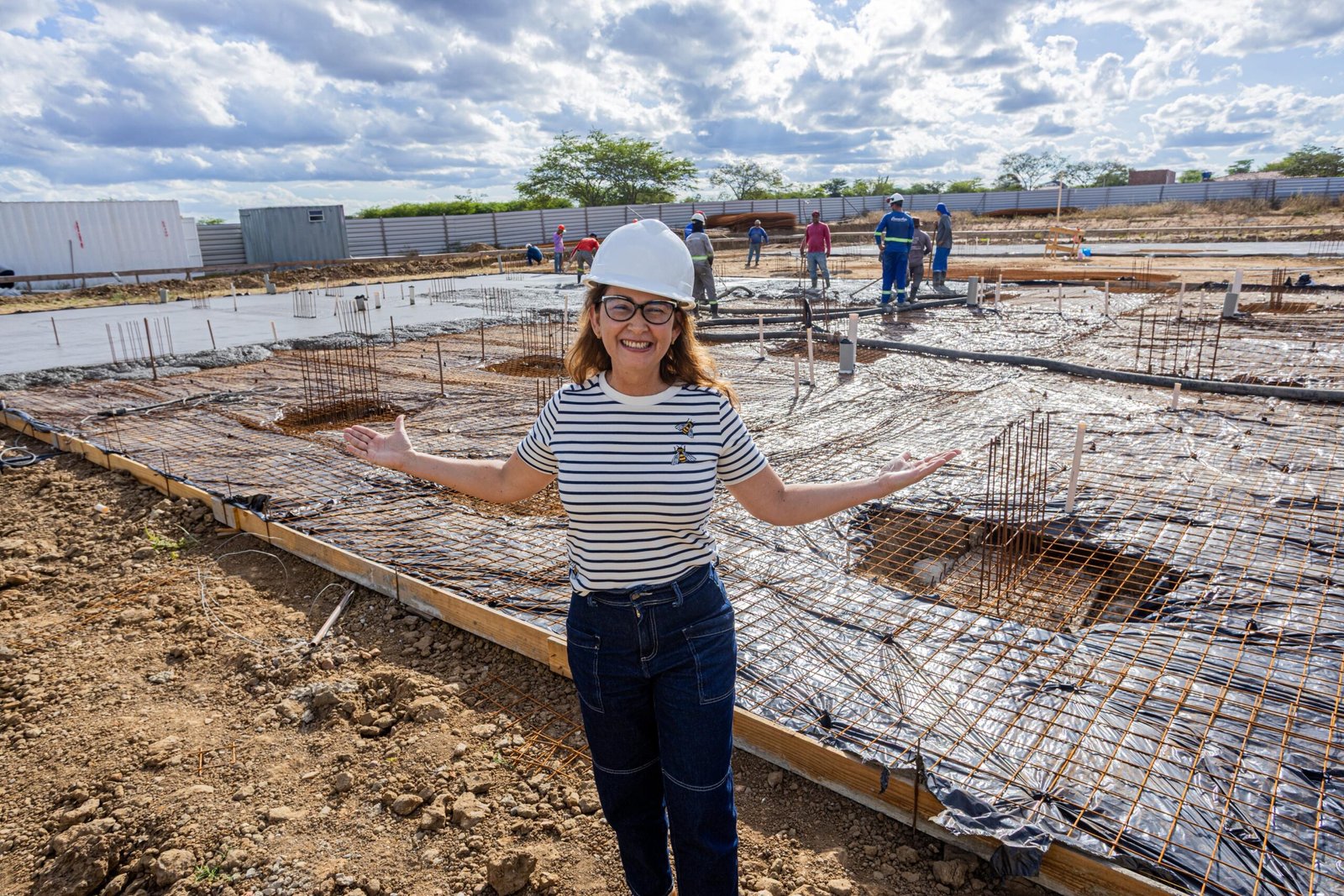 Débora Almeida vistoria obras da creche na Vila do Espírito Santo