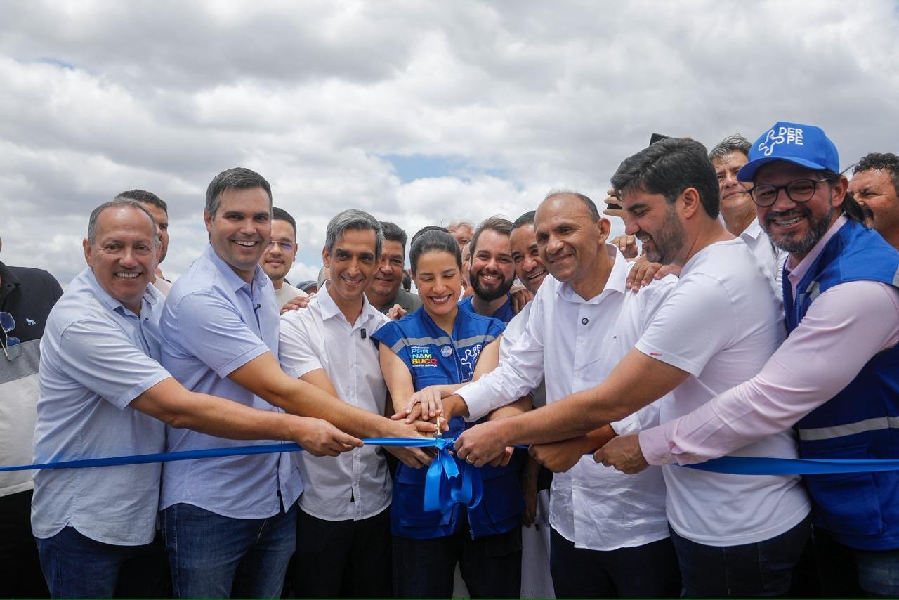 Em Vertentes, governadora Raquel Lyra assina ordem de serviço para restaurar a PE-130, e Governo supera mais de R$ 1 bilhão em obras viárias no Agreste