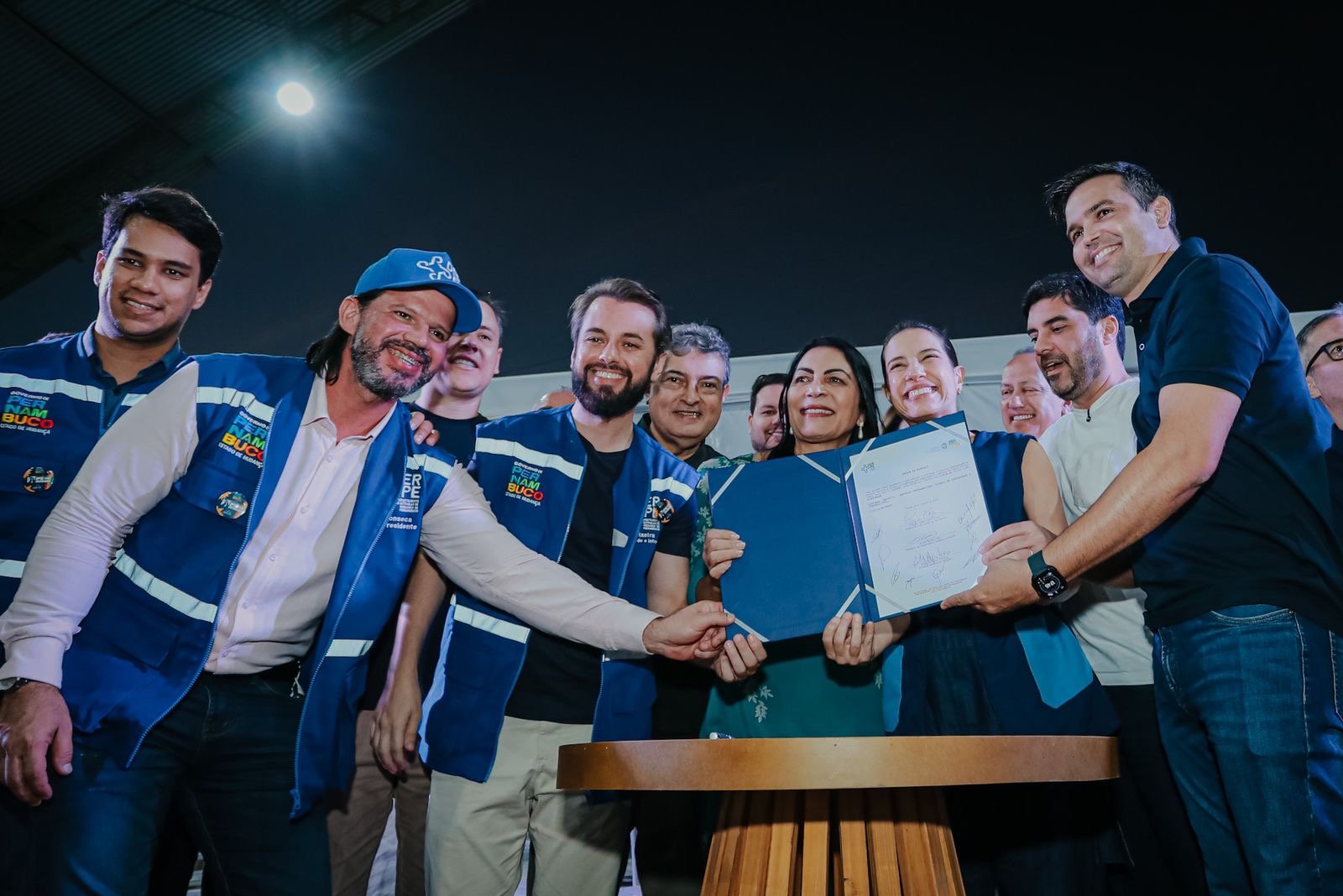 Em Jataúba, governadora Raquel Lyra autoriza restauração da PE-160 e entrega títulos de regularização fundiária