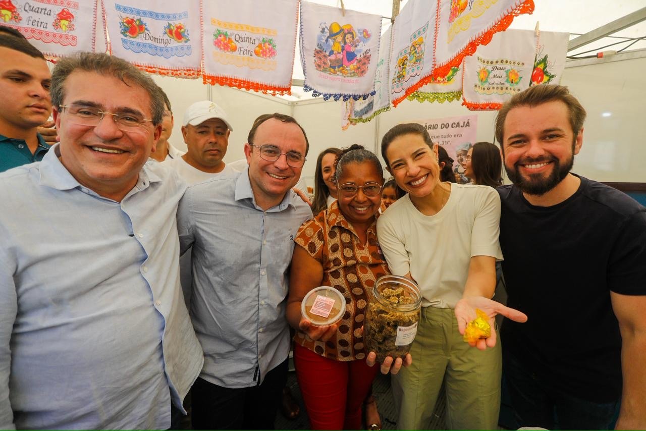 Em Santa Cruz da Baixa Verde, governadora Raquel Lyra prestigia Festa da Rapadura e entrega ações para a Educação