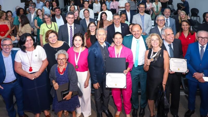 Governadora Raquel Lyra e vice, Priscila Krause, recebem Medalha de Mérito Educacional Professor Paulo Freire em reconhecimento ao compromisso com a educação de Pernambuco