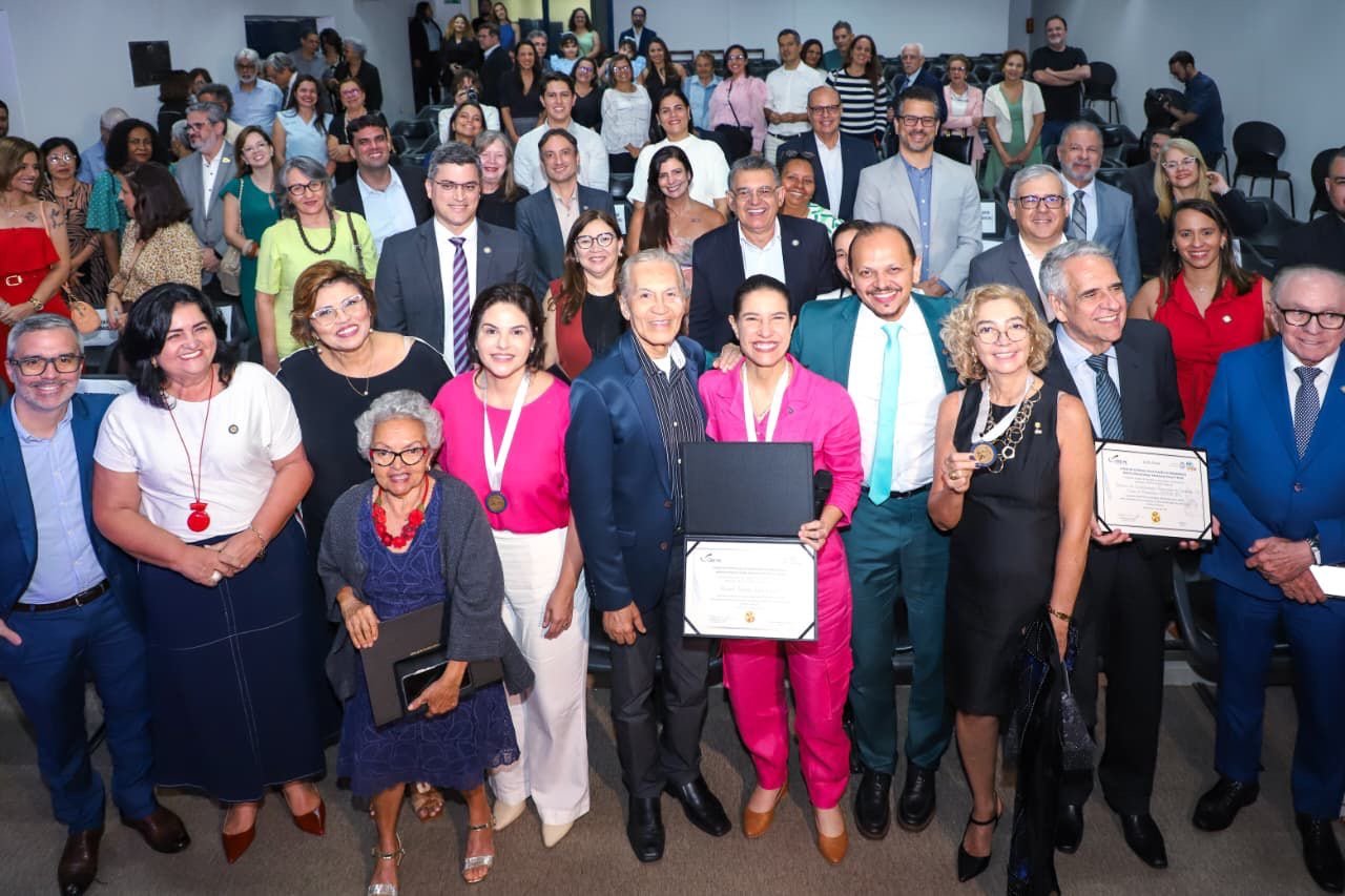 Governadora Raquel Lyra e vice, Priscila Krause, recebem Medalha de Mérito Educacional Professor Paulo Freire em reconhecimento ao compromisso com a educação de Pernambuco