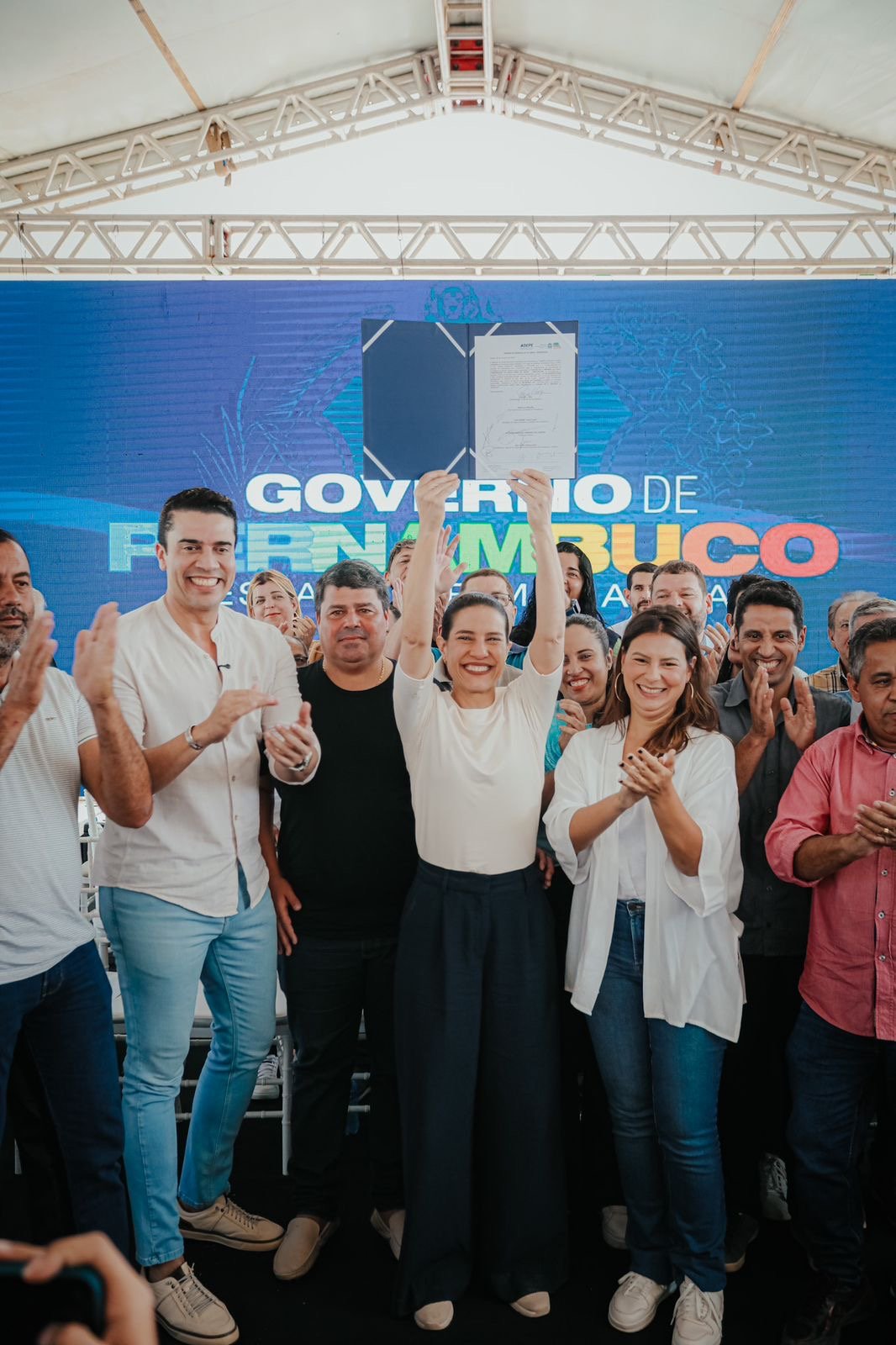 Em Caruaru, governadora Raquel Lyra anuncia mais de R$ 9 milhões em investimentos estaduais para a construção da nova Feira do Gado e pavimentação de ruas