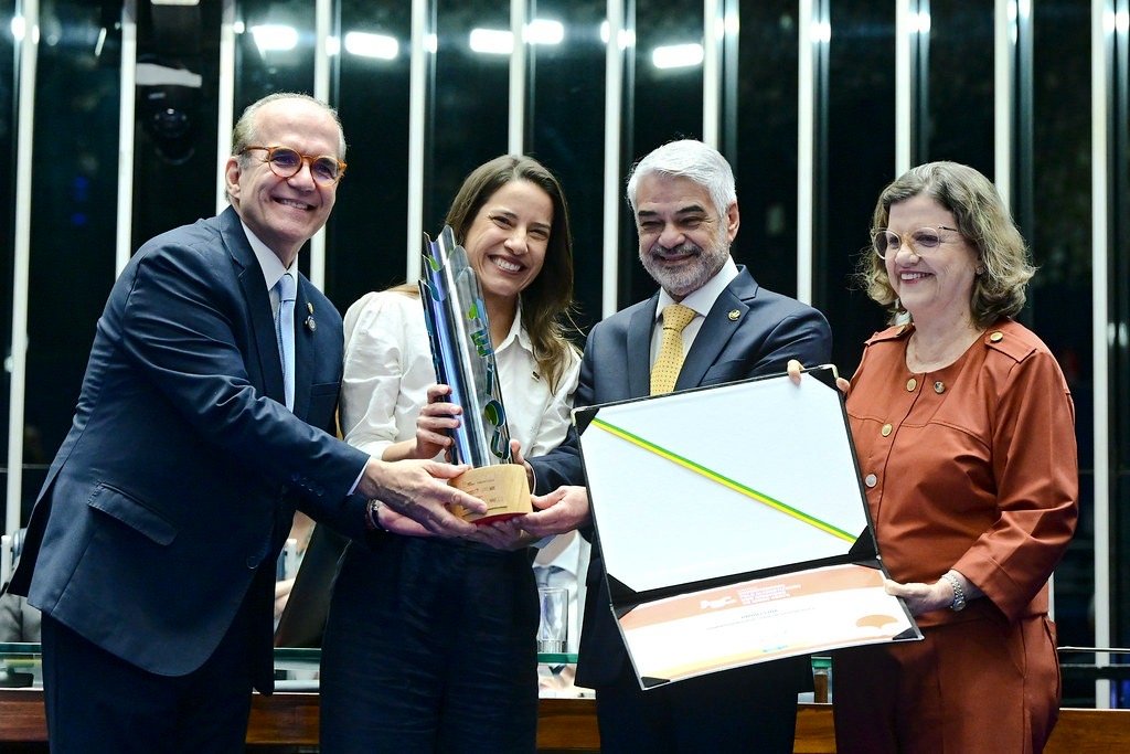 Reconhecimento: governadora Raquel Lyra recebe comenda do Senado Federal por avanços na alfabetização em idade certa