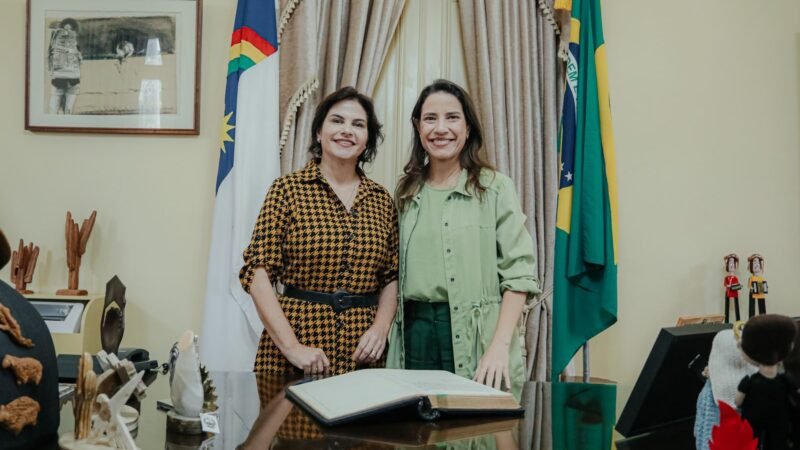 Antes de ir à missão internacional, governadora Raquel Lyra transmite cargo à vice-governadora Priscila Krause e anuncia pagamento do BDE 2025