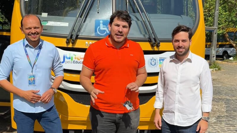 Prefeito Ismael Lira recebe mais dois ônibus escolares para reforçar o transporte dos estudantes em Orocó