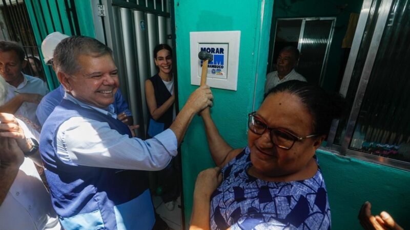 No Recife, governador em exercício visita casas reformadas pelo Reforma no Lar