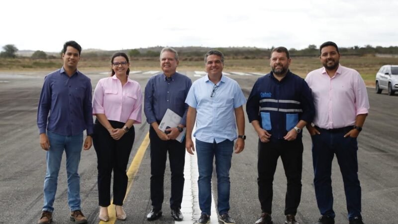 Em Caruaru, governador em exercício Ricardo Paes Barreto autoriza obras de pavimentação de ruas e conhece projeto de modernização do aeroporto