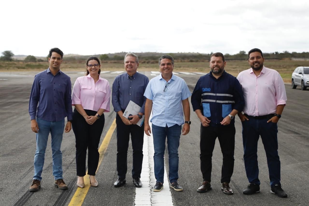 Em Caruaru, governador em exercício Ricardo Paes Barreto autoriza obras de pavimentação de ruas e conhece projeto de modernização do aeroporto