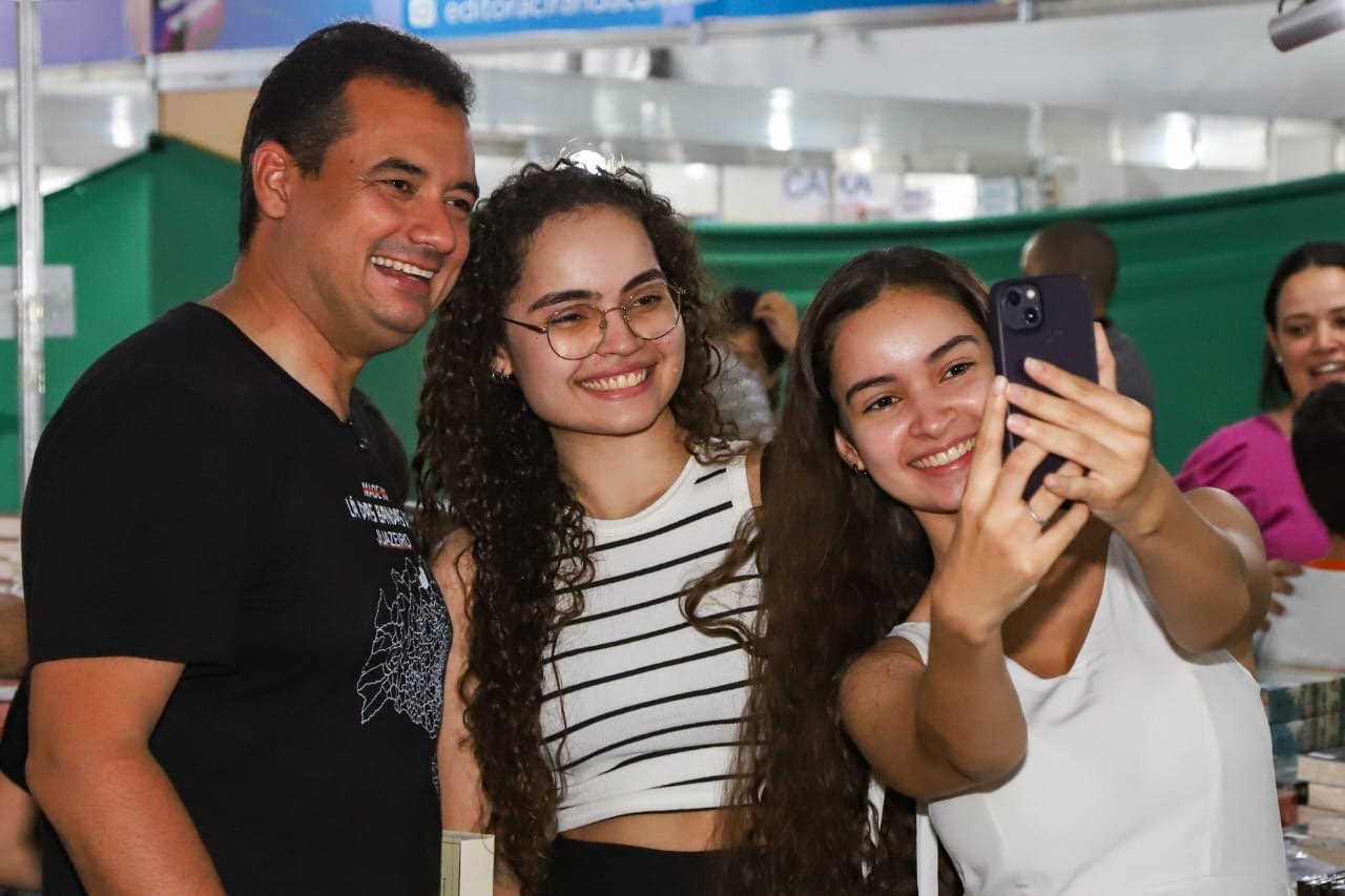 Prefeito Andrei celebra recorde de público e vendas no 2º dia do Juá Literária: “Investir em cultura é investir em futuro”