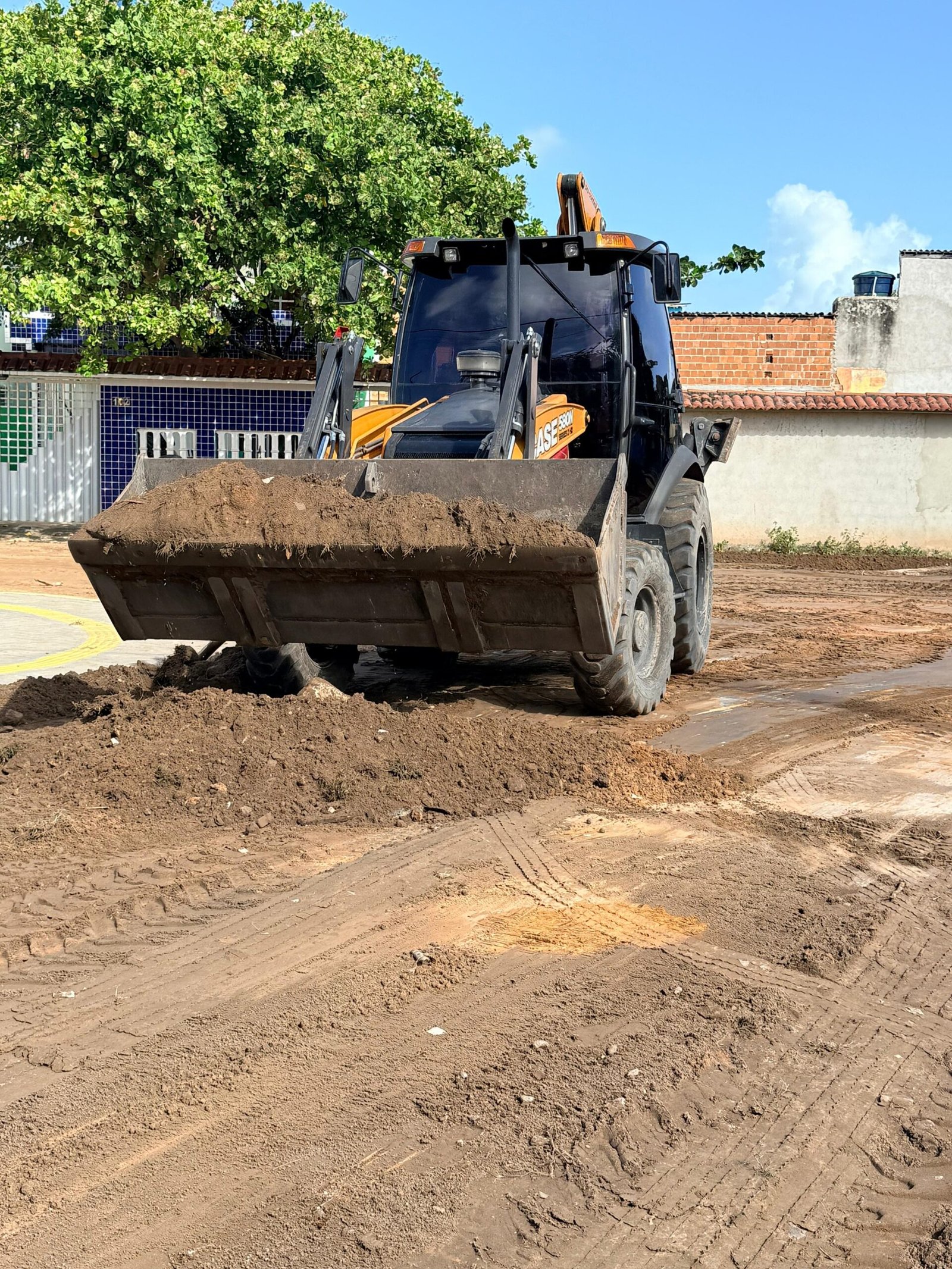 Prefeitura de Goiana inicia obras de terraplanagem para calçamento de 37 ruas em Ponta de Pedras