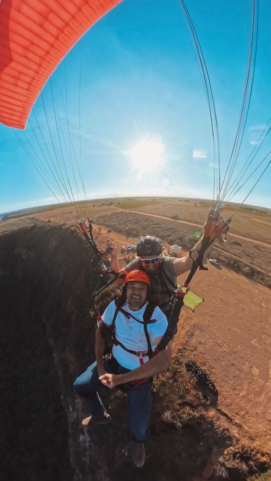 Prefeito Evilásio Mateus realiza voo de parapente e destaca fortalecimento do turismo em Araripina