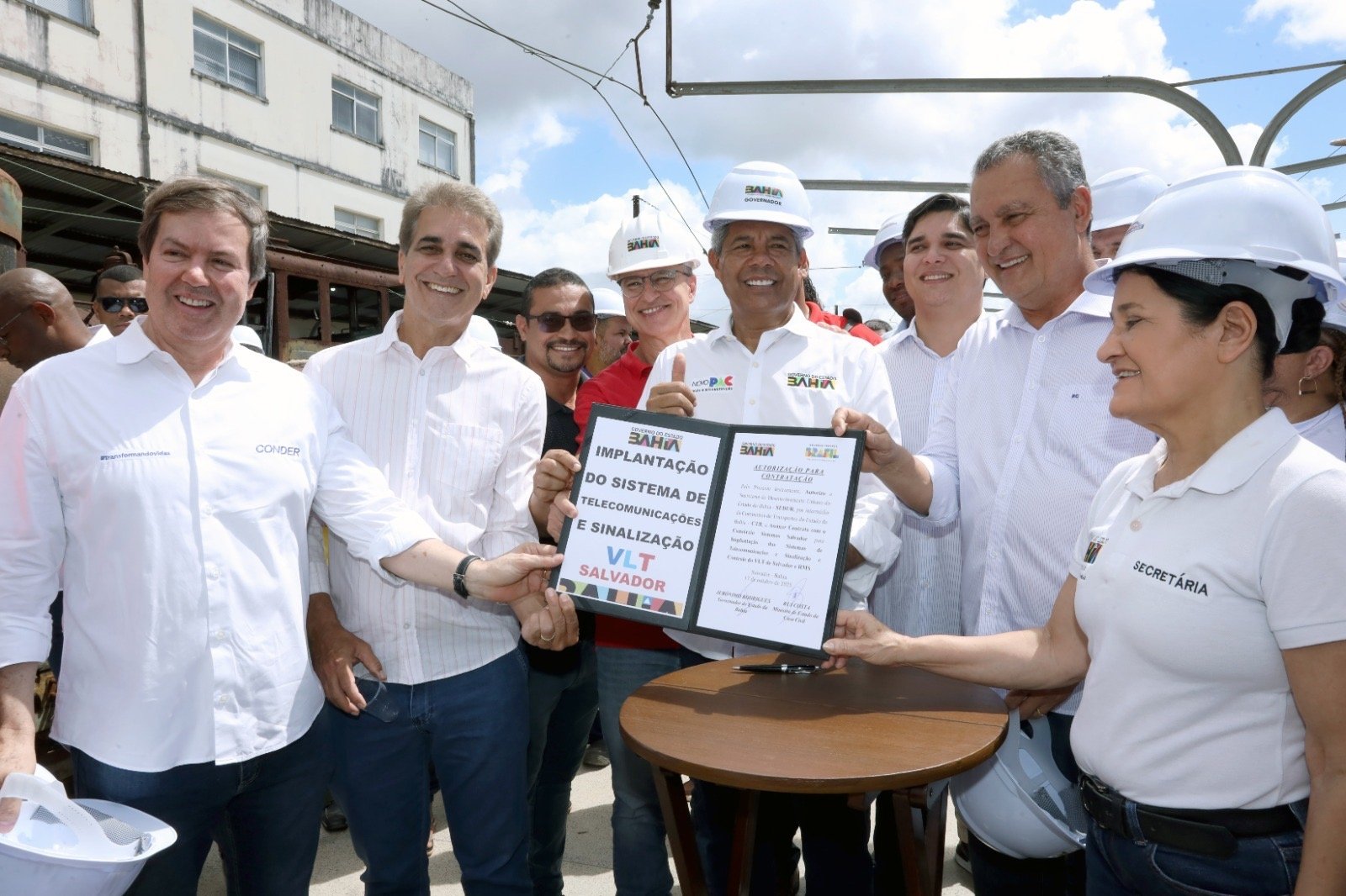 Jerônimo e ministro Rui Costa autorizam implantação de sistemas do VLT e visitam obras em Salvador