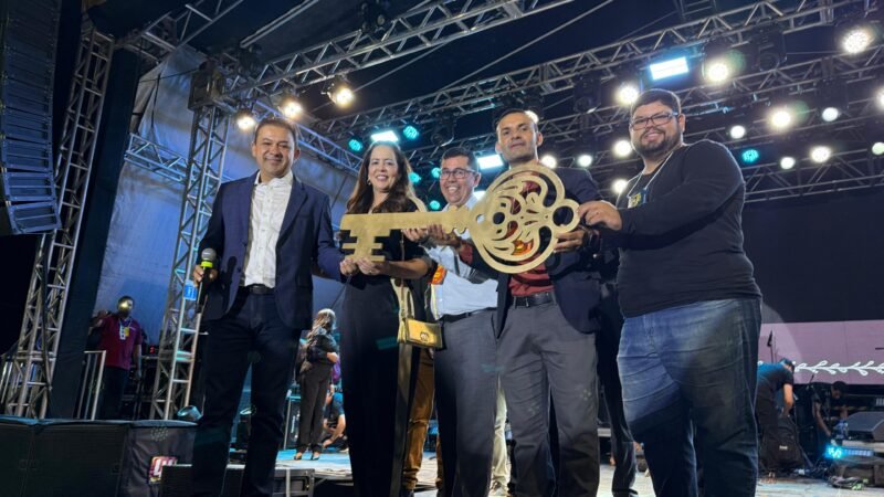 Primeira edição da Jornada da Fé reúne multidão em Araripina com show histórico de Aline Barros