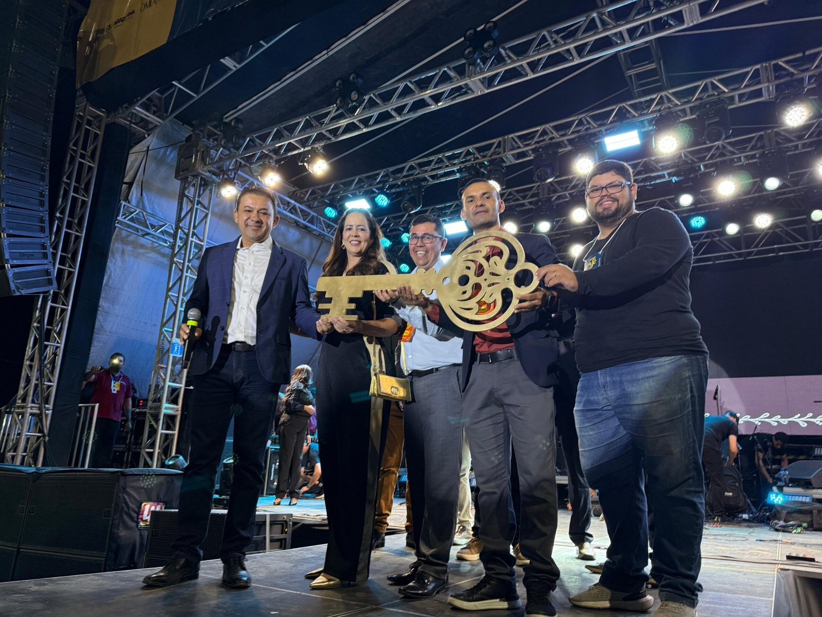 Primeira edição da Jornada da Fé reúne multidão em Araripina com show histórico de Aline Barros