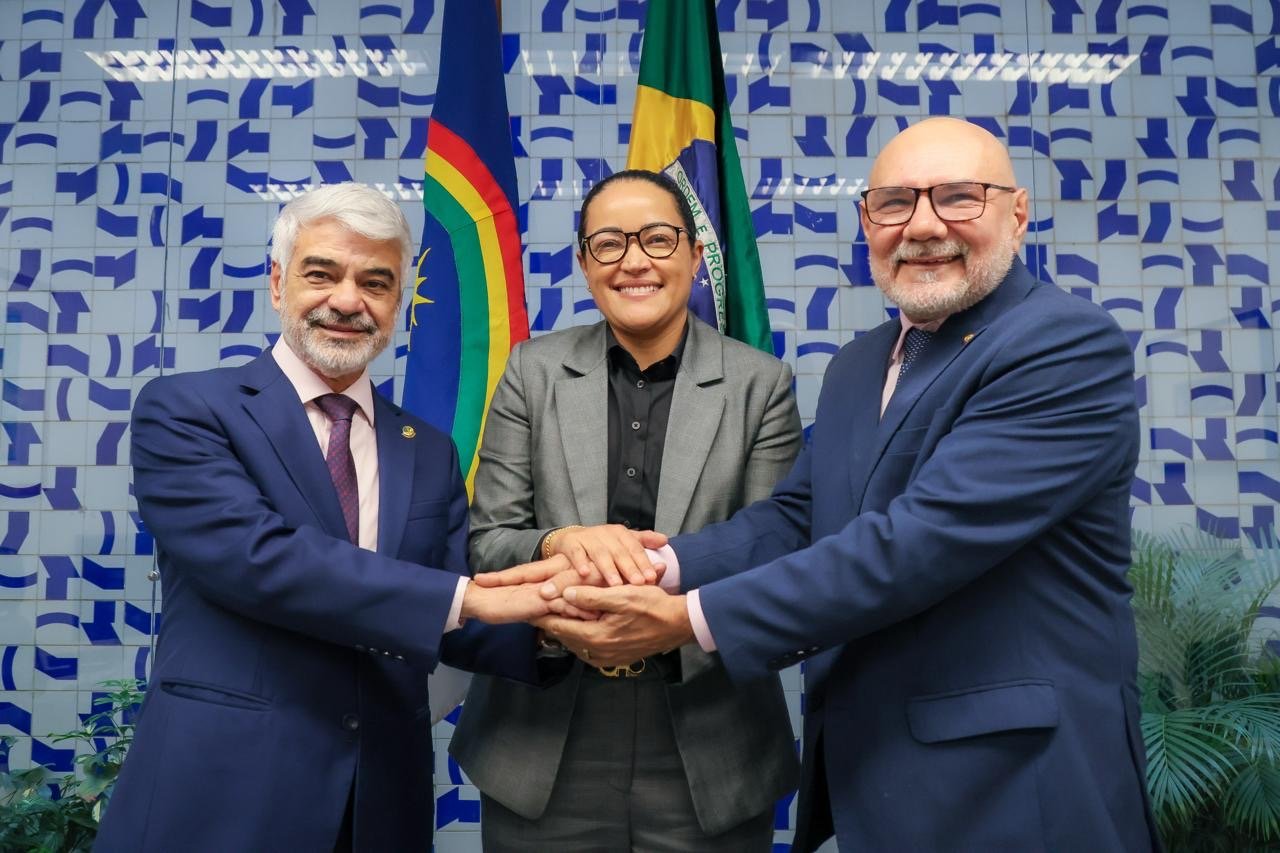 A prefeita Pollyanna Abreu esteve reunida nesta terça-feira (4) com o reitor da Universidade Federal de Pernambuco (UFPE), Alfredo Gomes, e o senador Humberto Costa, para tratar dos avanços no processo de implementação do campus da UFPE em Sertânia.