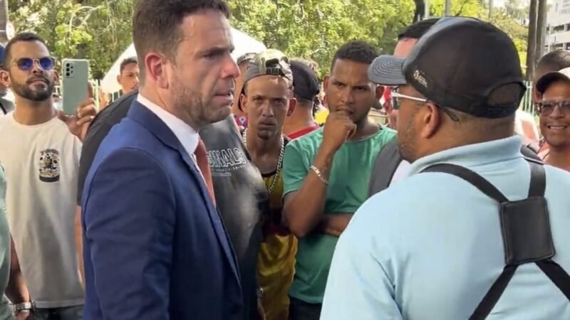 A PEDIDO DOS CARROCEIROS, EDUARDO MOURA RECEBE PAUTA DE REINVIDICAÇÕES E LIBERA TRÂNSITO DURANTE PROTESTO NO RECIFE